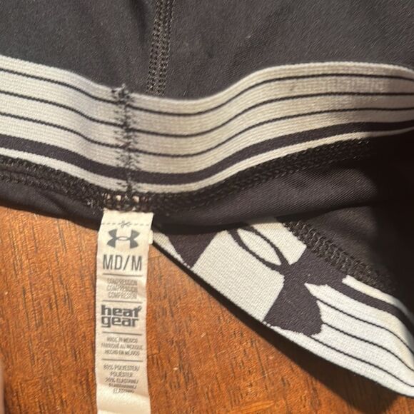 Under Armour booty shorts M (5000D) - Picture 3 of 3